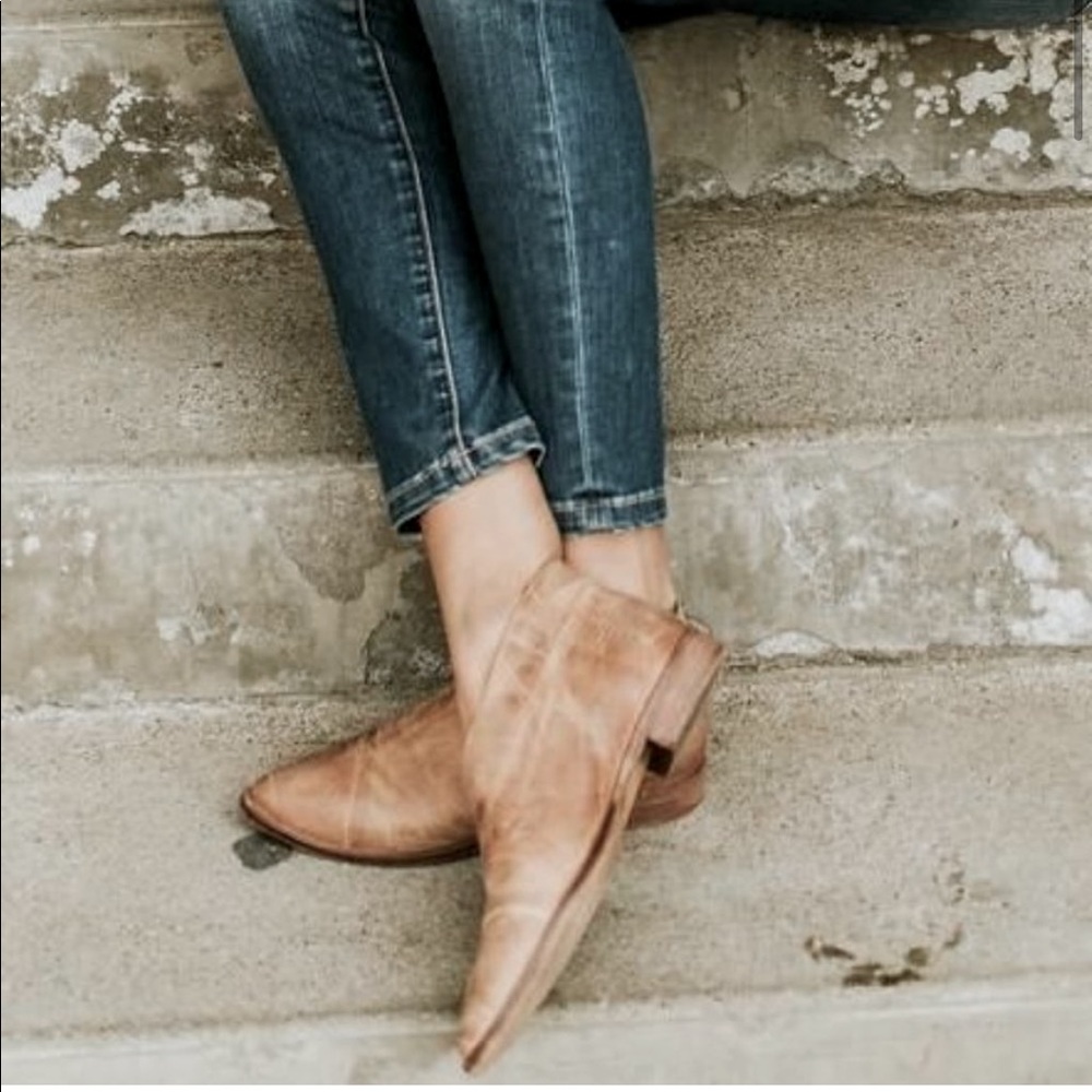 Pointed Toe Leather Flats in Tan